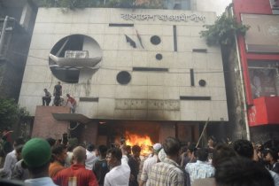 আওয়ামী লীগ ছাড়া নির্বাচন ‘পূর্ণ গ্রহণযোগ্য’ নয় আওয়ামী লীগ ছাড়া নির্বাচন ‘পূর্ণ গ্রহণযোগ্য’ নয়
