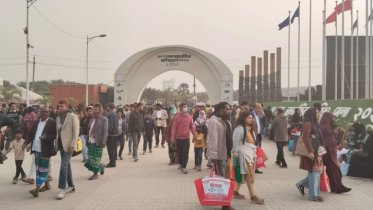 বাণিজ্যমেলায় বেচাকেনা জমজমাট, সন্তুষ্ট ব্যবসায়ীরা